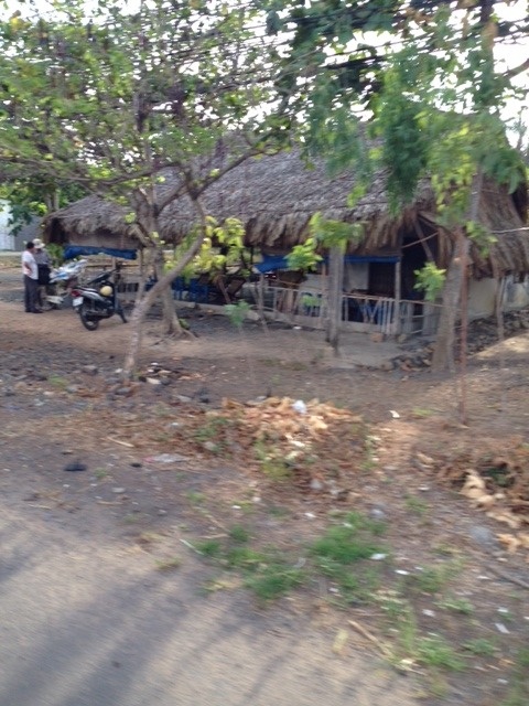 Các quán cà phê ven QL51 là địa điểm để “yêu râu xanh” gây án.