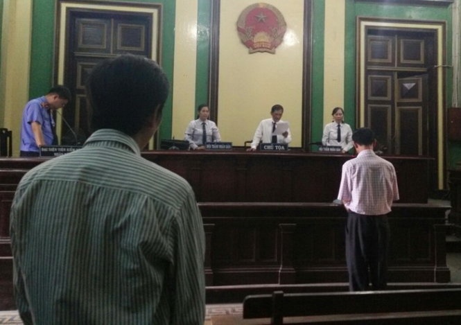 Nhan tien 'giai cuu' xe vi pham, cong an phuong lanh an hinh anh