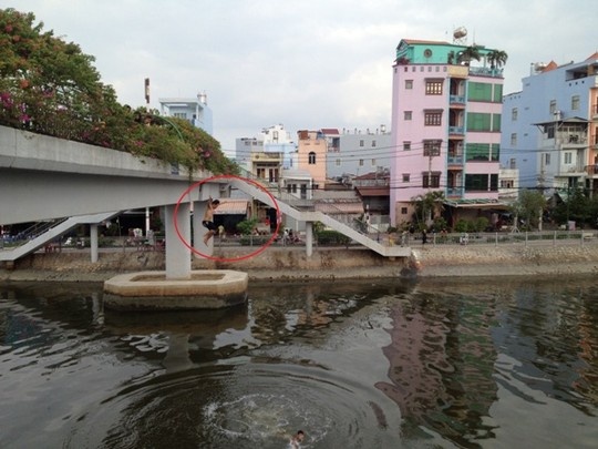 Tre em nhay cau xuong kenh Tau Hu de tam hinh anh