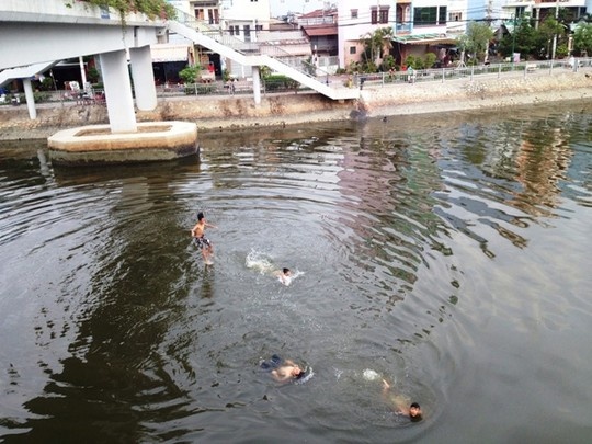 Độ cao từ cầu đến mặt nước gần 5 m.