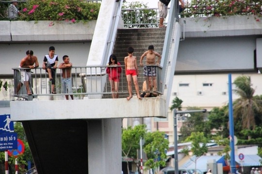 Trong đó có cả người lớn đứng xem trẻ nhỏ diễn trò nguy hiểm.