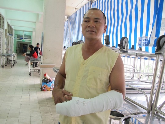 Tai xe xe khach bi chem gan lia tay vi bam coi xin vuot hinh anh