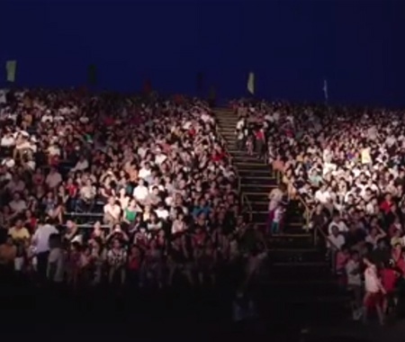 Khan dai chat kin nguoi xem phao hoa hinh anh