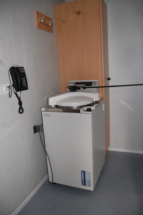  Máy hấp dụng cụ phẫu thuật.