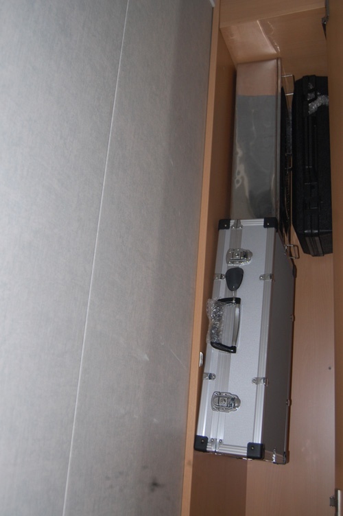 Tủ đựng dụng cụ phẫu thuật.