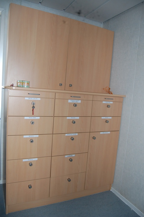 Trung tá Lê Đức Giáp, phụ trách quân y trên tàu CSB 8001 cho biết, trên tàu có riêng một buồng giảm áp. Nạn nhân (ví dụ như thợ lặn) lặn quá sâu, chịu tác động từ áp lực nước sẽ được điều trị trong buồng này.