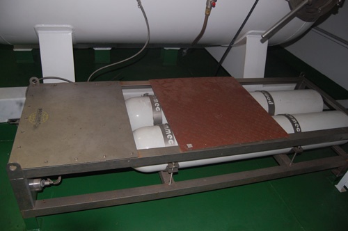 Nạn nhân được đưa vào trong buồng giảm áp, các y bác sĩ đứng bên ngoài điều chỉnh hệ thống, tăng áp bằng áp lực với độ sâu nước biển. Buồng giảm áp này có thể tương ứng với độ sâu 70 m ngoài biển.