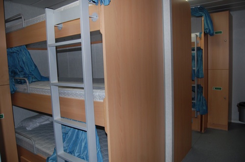 Có những trường hợp nạn nhân phải nằm trong buồng giảm áp tới 24h đồng hồ, nhân viên y tế cũng phải nằm trong buồng này với nạn nhân để giúp nạn nhân ăn uống hay có các quyết định điều trị thích hợp. 