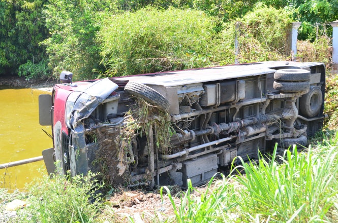 Xe khach lao xuong ao, 17 nguoi thoat nan hinh anh