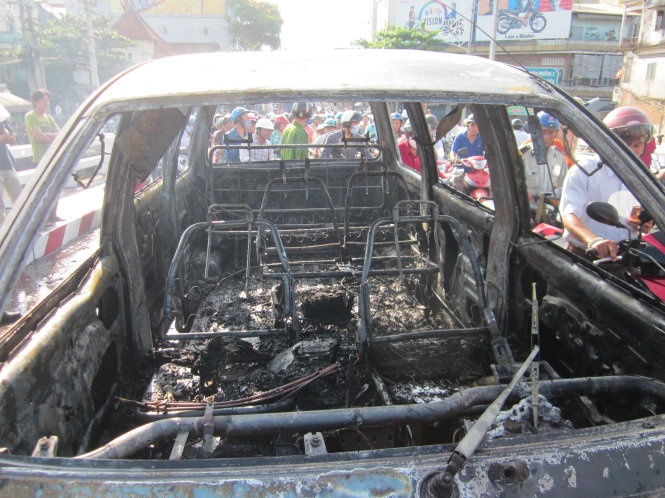 Xe khach dang chay boc chay, tai xe tong cua thoat than hinh anh