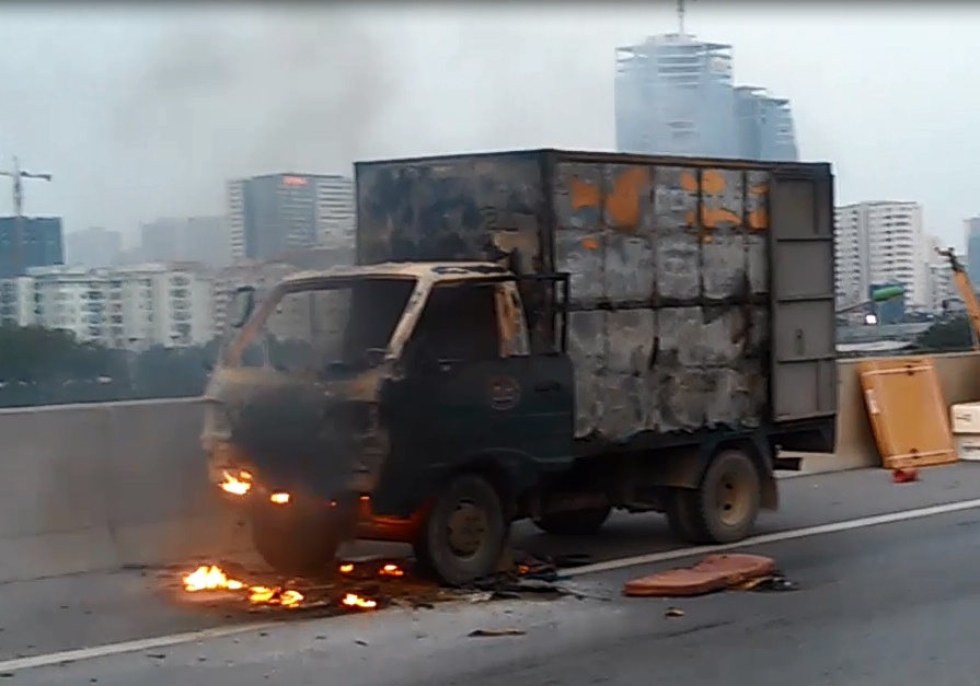 Xe tai boc chay du doi khi dang chay hinh anh