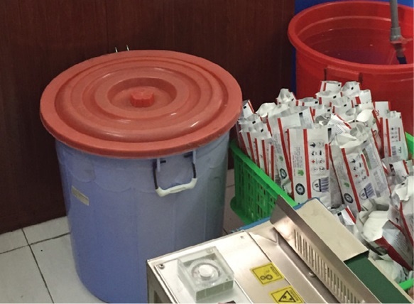 Duong day san xuat khan giay uot gia... trong nha ve sinh hinh anh