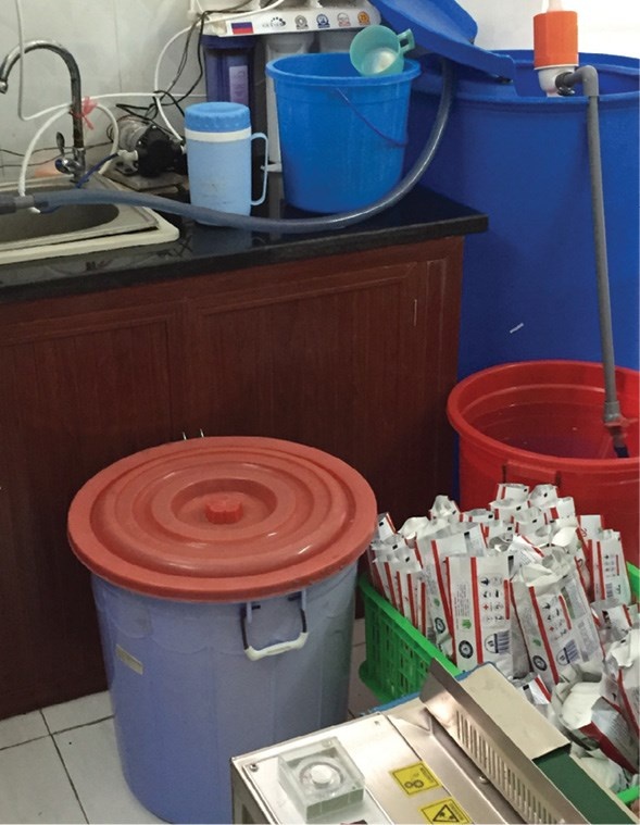 Thu giữ khăn giấy ướt được làm trong nhà vệ sinh.