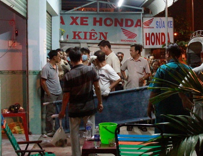 Thai phu ban ca phe guc chet trong nha ve sinh hinh anh