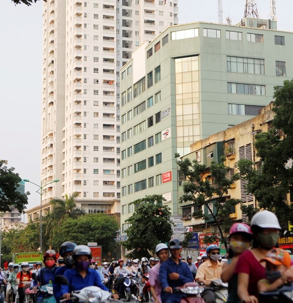 Nội đô ngày càng quá tải (ảnh chụp trên phố Láng Hạ chiều ngày 6/5). 