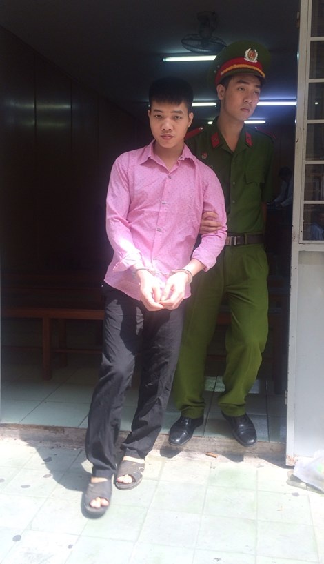 Vỹ được dẫn giải về trại giam sau phiên xử.