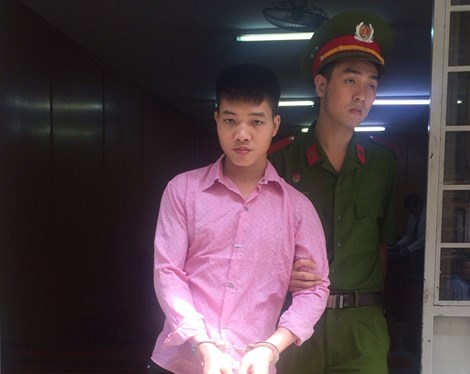 An ai voi nu sinh trong nha ve sinh hai lan hinh anh