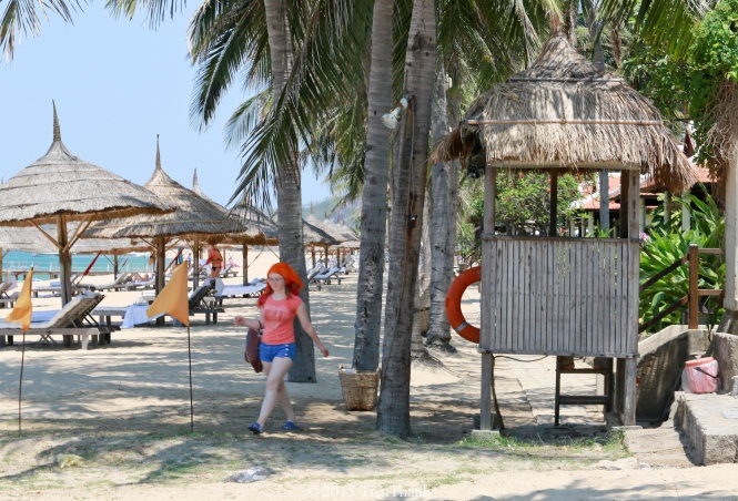 Du khách đi lại tự do qua bãi biển của khu nghỉ mát Evason Ana Mandara trưa ngày 7/5. 