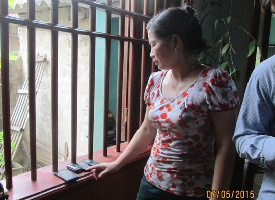 Nhiều điện thoại di động trong nhà bị chảy nhựa, hư hỏng.