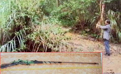 Khẩu súng và hiện trường vụ án mạng.