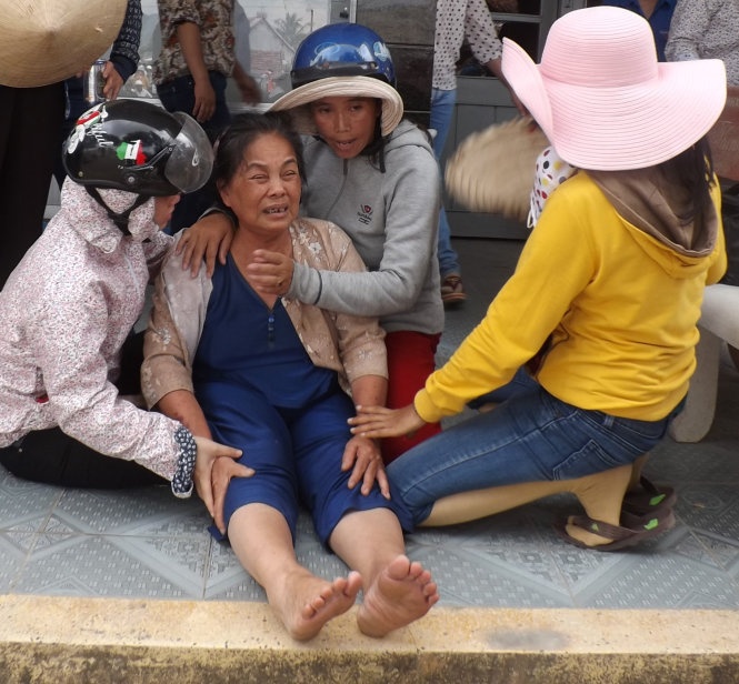 Bà Nguyễn Thị Nga khóc tại trụ sở xã khi hay tin chồng chết. Ảnh: Tuổi trẻ.