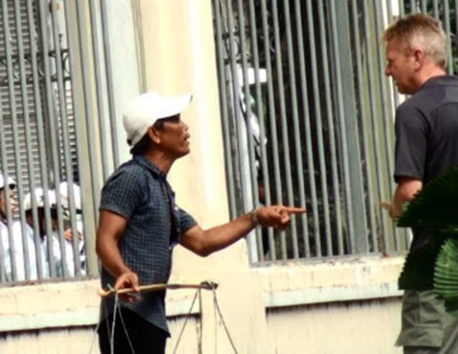 Ep du khach mua dua voi gia 'chat chem' hinh anh