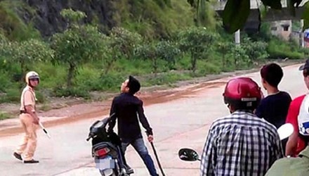 Vao tu vi dung tuyp sat tan cong canh sat giao thong hinh anh