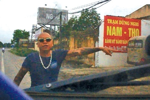 'Dau gau' chan xe tren quoc lo 1 la... chu quan hinh anh