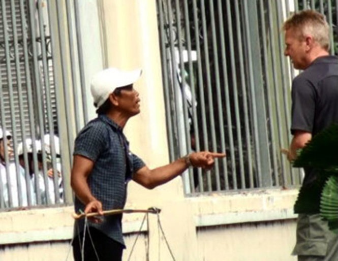 Ep du khach bang 'chat chem': Sao khong dep duoc? hinh anh