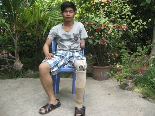 Song vat vuong sau tai nan can cau hinh anh