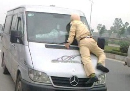 Khoi to nguoi hat canh sat len noc cabin, chay 22 km hinh anh