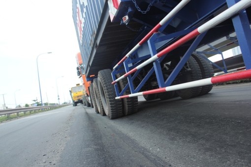 Xe cộ ì ạch lưu thông qua đoạn đường lượn sóng.