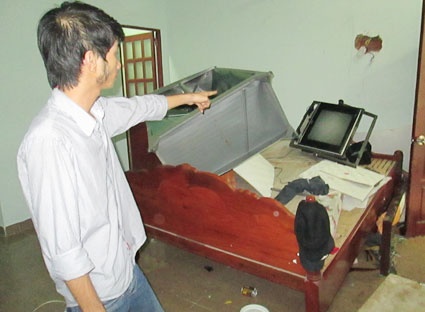 Dat ban gai vao nha nghi roi… gian ca chem thot hinh anh