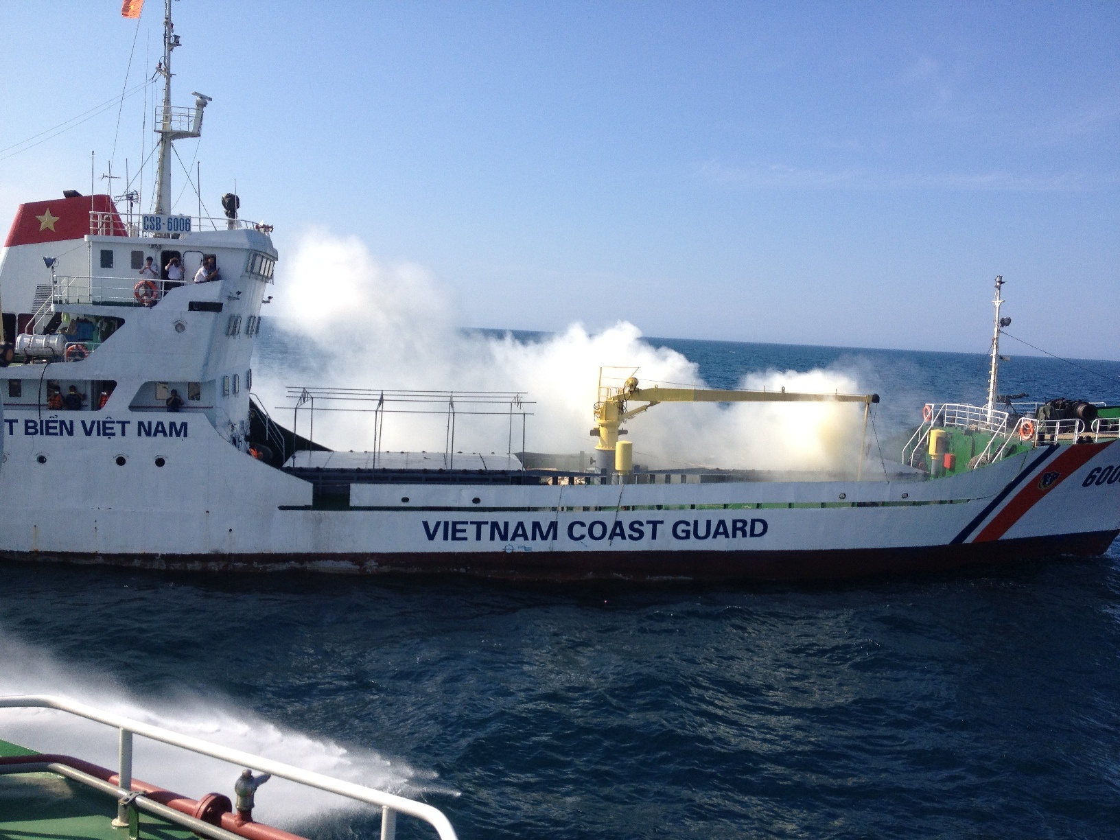 Cùng thời điểm đó, tàu YASHIMA của lực lượng phòng vệ bờ biển Nhật Bản cũng đang hoạt động gần khu vực có tàu bị nạn, nên đã đề nghị được tham gia phối hợp tìm kiếm cứu nạn. Hai tàu đã triển khai các phương án phối hợp hiệp đồng chặt chẽ để tìm kiếm người rơi xuống biển và cứu hỏa cho tàu bị nạn, cấp cứu nạn nhân, vận chuyển nạn nhân bằng máy bay trực thăng vào đất liền cấp cứu đồng thời lai dắt tàu bị nạn về đất liền sửa chữa.