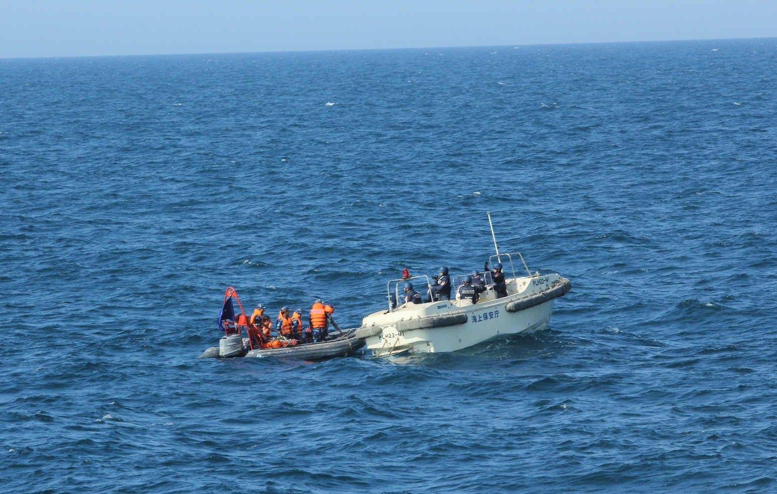 Lực lượng thực thi pháp luật hai nước đã triển khai các phương án phối hợp hiệp đồng chặt chẽ để tìm kiếm người rơi xuống biển và cứu hỏa cho tàu bị nạn, cấp cứu nạn nhân, vận chuyển nạn nhân bằng máy bay trực thăng vào đất liền cấp cứu đồng thời lai dắt tàu bị nạn về đất liền sửa chữa.