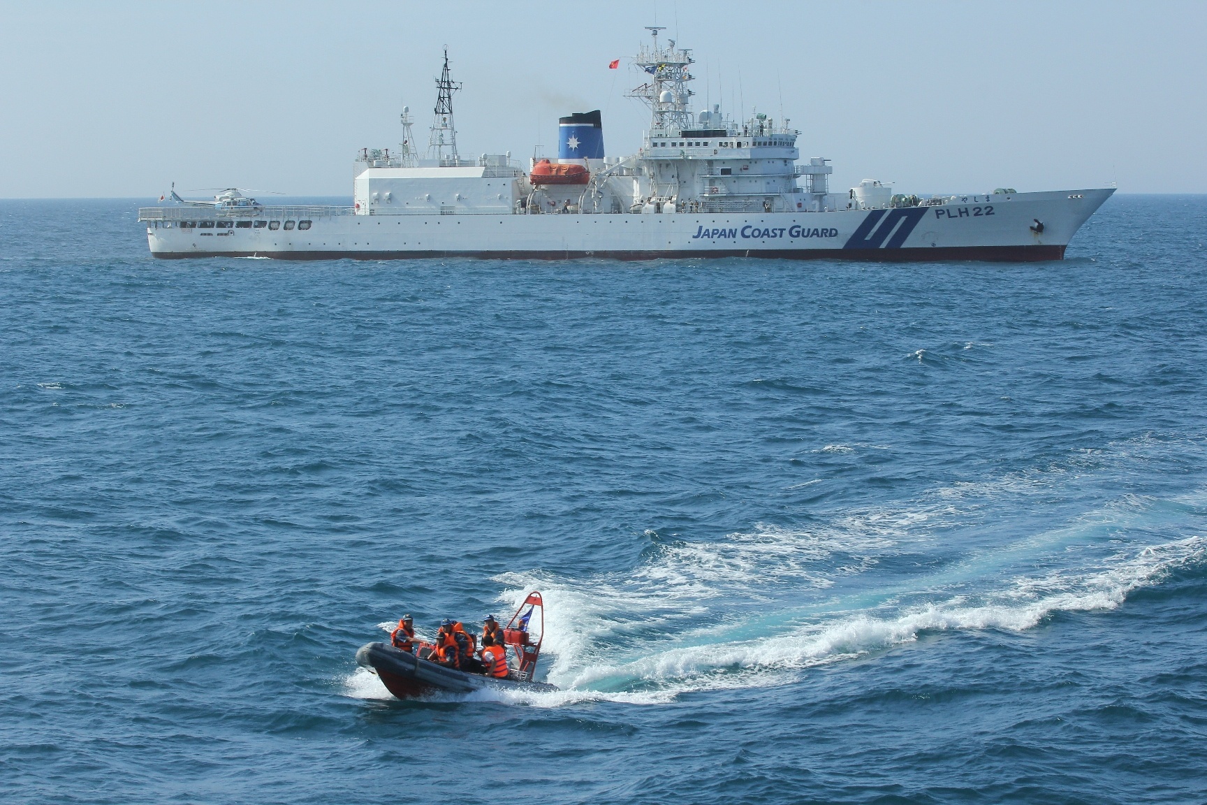 Tình huống giả định thứ nhất là lực lượng thực thi pháp luật trên biển của hai nước cùng nhận được thông tin về một tàu nghi vấn. 