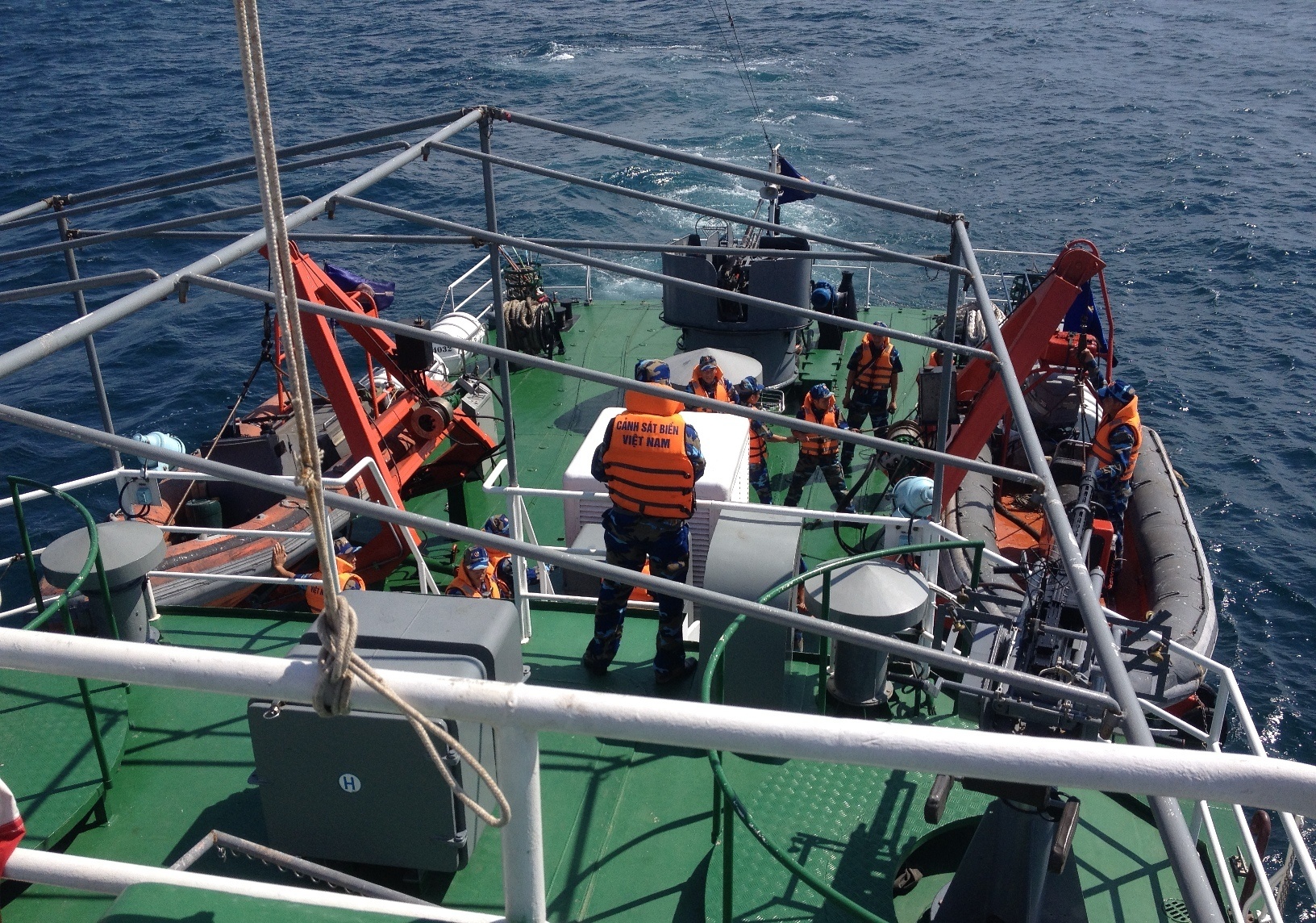 Khi lực lượng chức năng lên tàu nghi vấn để kiểm tra kiểm soát bị người trên tàu nghi vấn chống đối. Bằng các biện pháp nghiệp vụ, các chiến sĩ đã trấn áp kẻ nghi vấn trên tàu đối phương rồi đưa về tàu để xử lý theo đúng quy định của luật pháp nước sở tại và luật pháp quốc tế.