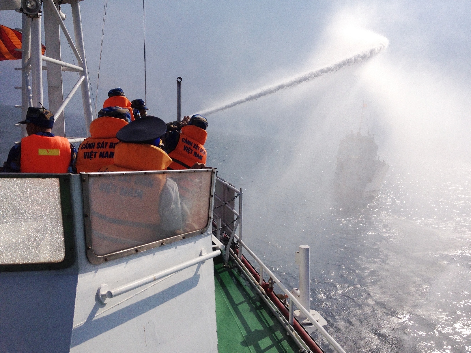 Tình huống giả định thứ hai là lực lượng Cảnh sát biển Việt Nam nhận được thông tin về một tàu vận tải bị cháy, nổ khoang hàng và có người bị rơi xuống nước, đề nghị được cứu nạn khẩn cấp. 