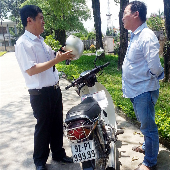 Ông Quyền (trái) và chiếc xe mang biển số siêu đẹp.