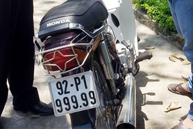 Bi thu huyen di xe bien 999.99 du chua toi thu tu cap hinh anh