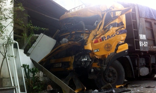 Dang xem TV, ca gia dinh phat hoang vi xe tai dam sap nha hinh anh