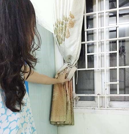 Khung cửa sổ nhà chị M. bị trộm dùng máy cắt để vào bên trong. 