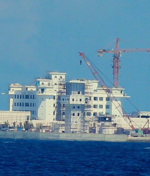 Khối nhà 9 tầng trên đảo Huy Gơ, phía trước là một đài quan sát cũng có độ cao tương tự. 