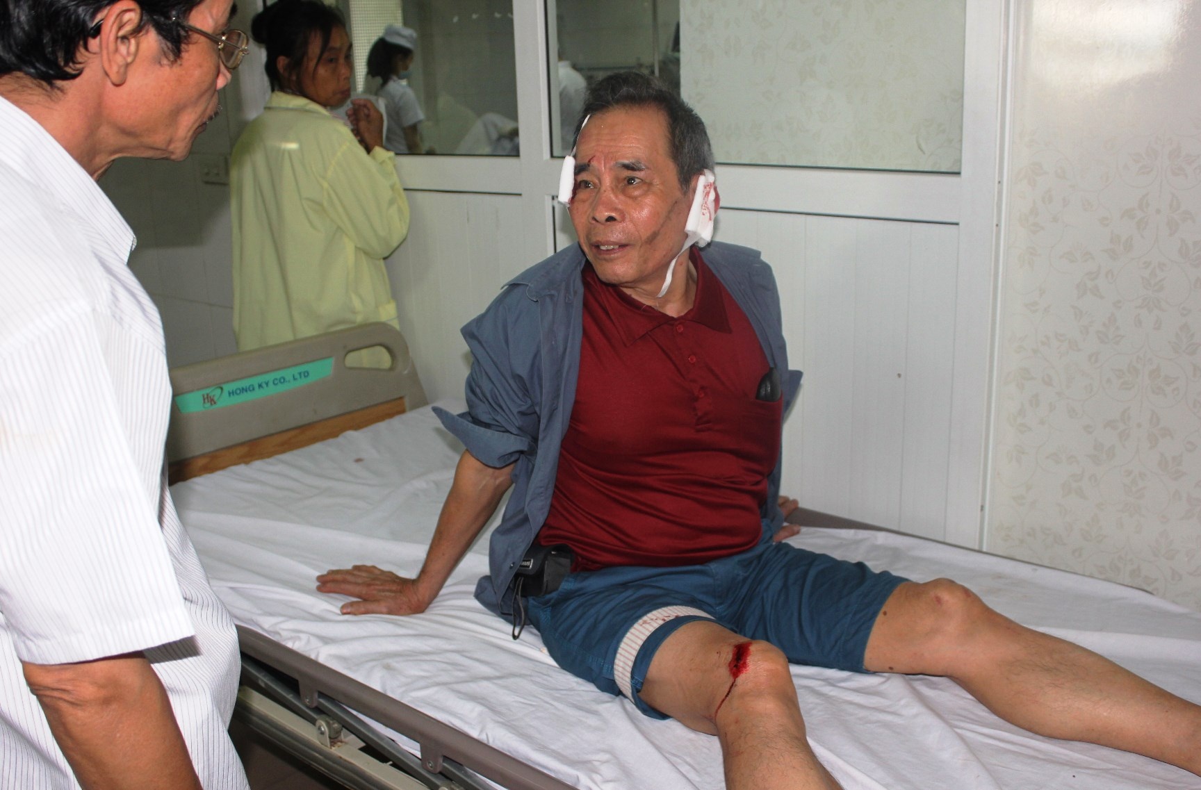 Ông Ngẫm kể lại vụ tai nạn. Nạn nhân này bị thương ở tai, chân.