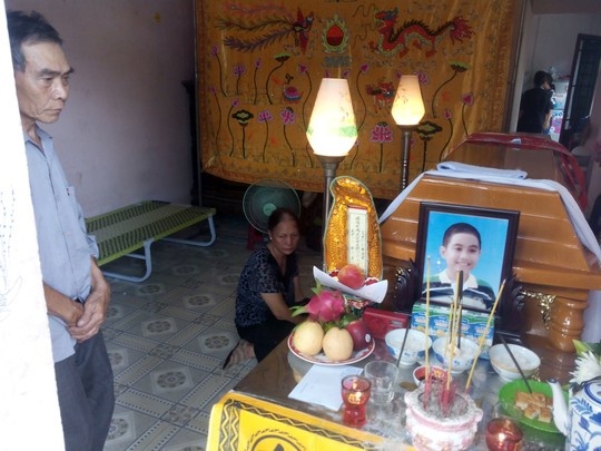 Xom ngheo bang hoang truoc cai chet cua 4 dua tre hinh anh