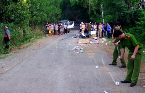 Tai xe oto tong chet 2 me con roi bo tron hinh anh