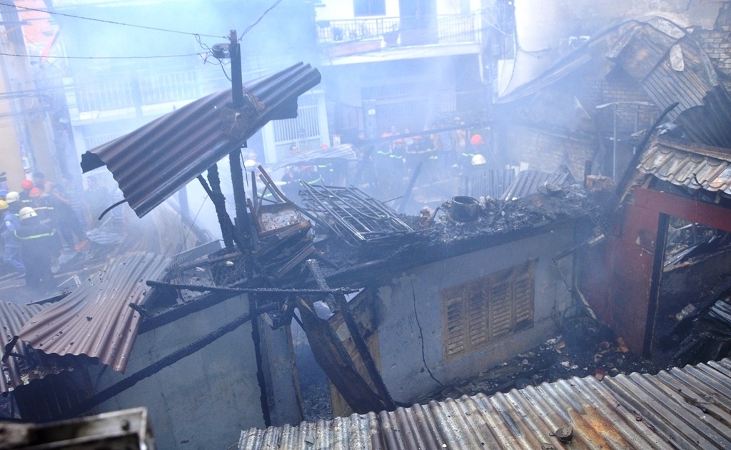 Lua thieu rui 3 can nha, nhieu nguoi thao chay hinh anh