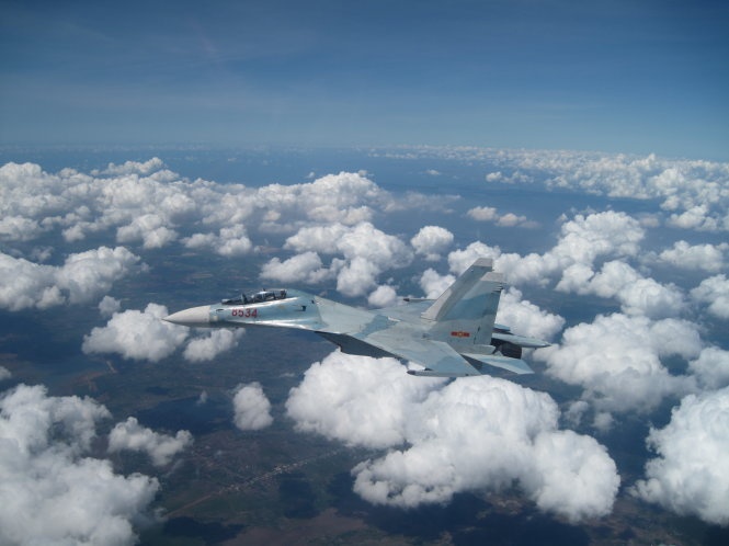 Hình ảnh lãng mạn của “hổ mang chúa” Su-30MK2 giữa bồng bềnh mây trắng - Ảnh: Trần Trọng Tuyến