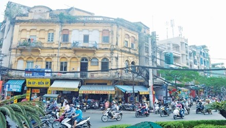 Một khu nhà cổ tại vòng xoay Chợ Lớn, kế bên là những ngôi nhà kiểu mới.