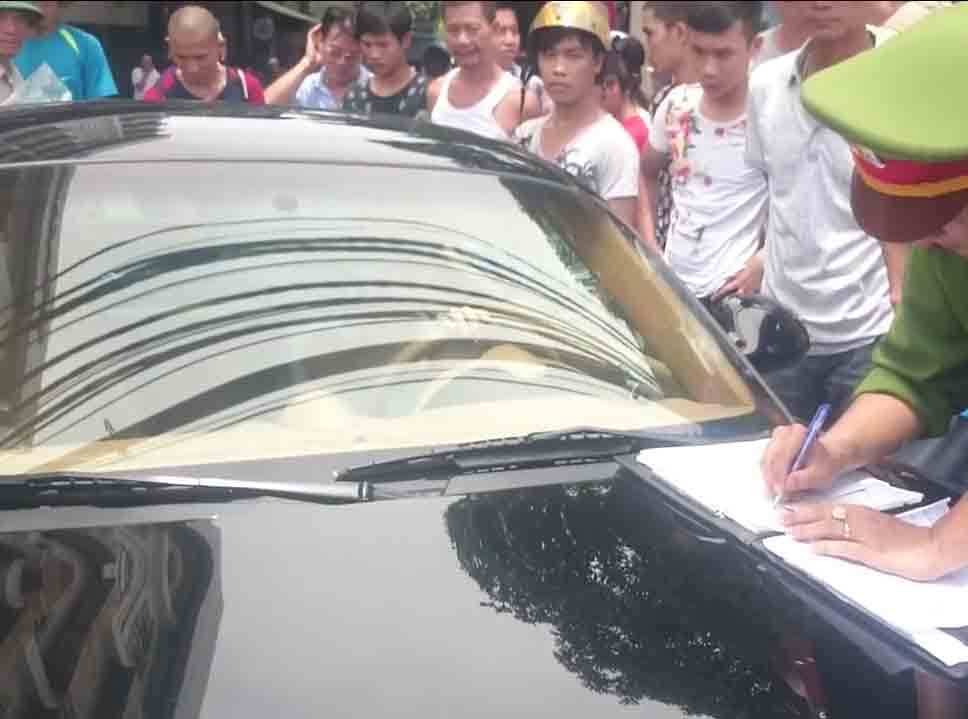 Tai xe Porsche co thu trong xe hinh anh